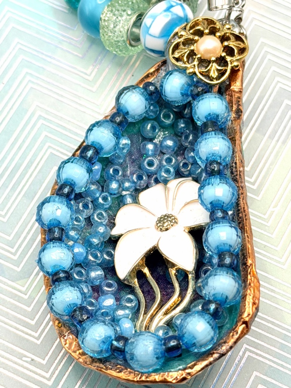 Mussel Seashell Keychain Blue Beaded Flower Keychain Charm - Picture 9 of 10